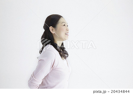 ４０代女性爽やか自然光ポートレイト 20434844