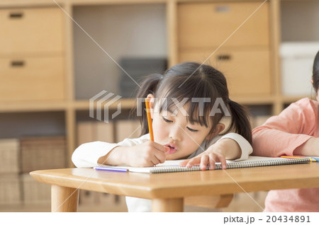 お絵かきをする女の子 お絵かきをする女の子 20434891