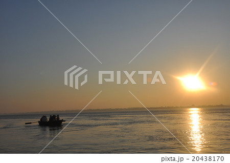 ガンジス川 朝日 インド ガンジス川 朝日 インド 20438170