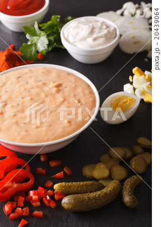 Dressing thousand islands surrounded by ingredient 20439064