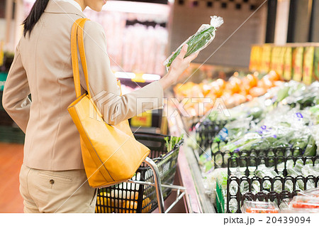 スーパーで買い物するOL スーパーで買い物するOL 20439094