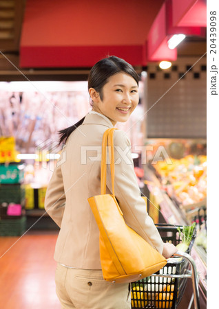 スーパーで買い物するOL 20439098
