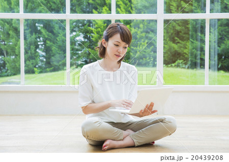 パソコンを見る女性　 20439208