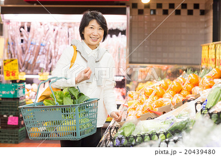 スーパーで買い物する主婦の写真素材