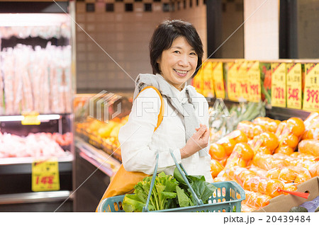 スーパーで買い物する主婦の写真素材