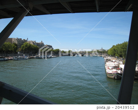 セーヌ川のバトビュスから見た景色に差し込む光 20439512