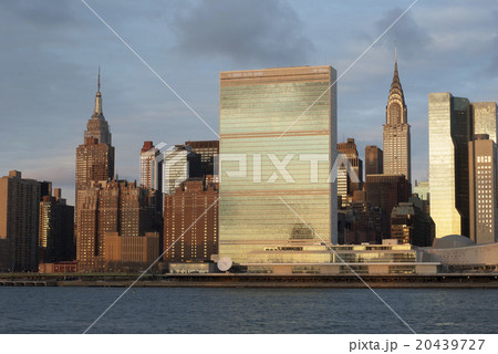 Manhattan Skyline at sunrise from Long Island City 20439727