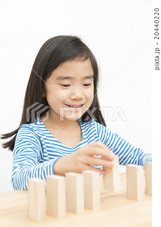 ドミノで遊ぶ女の子 積み木遊び 小学生 女の子 ドミノ 積み木の写真素材 4402