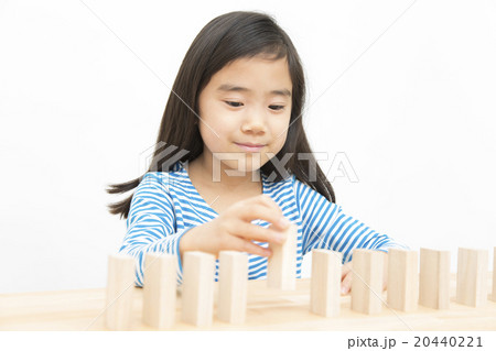 ドミノで遊ぶ女の子 積み木遊び 小学生 女の子 ドミノ 積み木の写真素材