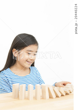 ドミノで遊ぶ女の子　積み木遊び　小学生　女の子　ドミノ　積み木 20440224