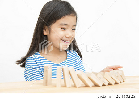 ドミノで遊ぶ女の子　積み木遊び　小学生　女の子　ドミノ　積み木 20440225