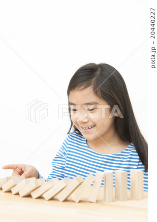 ドミノで遊ぶ女の子　積み木遊び　小学生　女の子　ドミノ　積み木 20440227