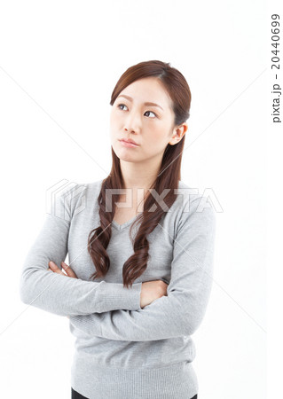 悩む若い女性 20440699