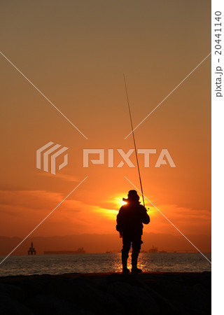 夕焼けの釣り人 20441140