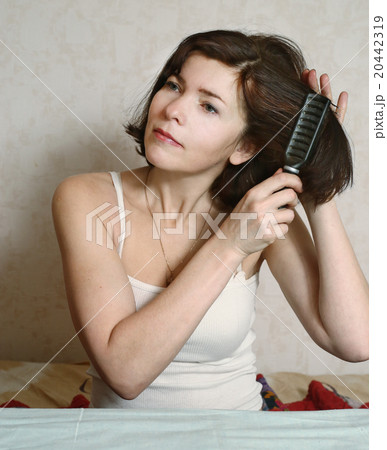 woman  try to comb hairs 20442319
