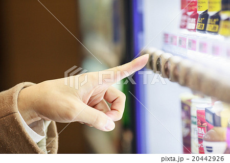 自販機でジュースを購入するビジネスマン 20442926