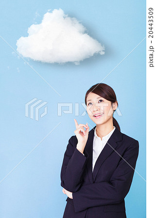 ビジネスウーマン クラウドビジネス 見上げる 指差し ひらめく 発見 笑顔 青背景 コピースペースの写真素材 ビジネスウーマン クラウドビジネス 見上げる 指差し ひらめく 発見 笑顔 青背景 コピースペースの写真素材