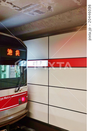 東京の公共交通機関・地下鉄丸ノ内線荻窪駅駅名標と池袋行電車車両前面・縦位置 東京の公共交通機関・地下鉄丸ノ内線荻窪駅駅名標と池袋行電車車両前面・縦位置 20446036