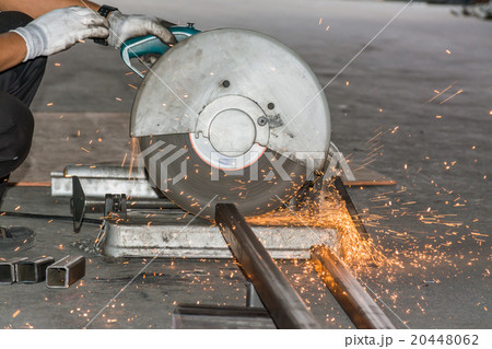 Motion of metal cutting machines 20448062