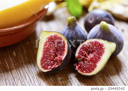 ripe figs on a wooden surface 20448542