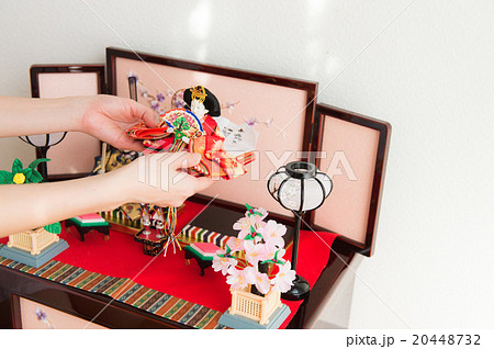 雛人形を飾る女性の手元 雛人形を飾る女性の手元 20448732