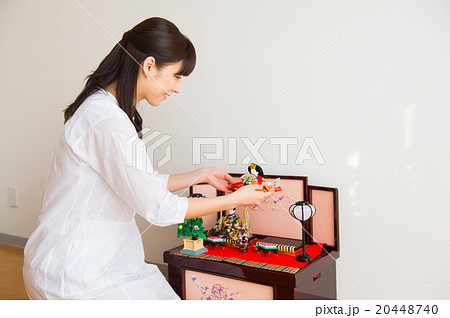 雛人形を飾る女性（母親） 20448740