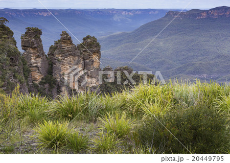 Three Sisters rock formation in the Blue Mountains Three Sisters rock formation in the Blue Mountains 20449795