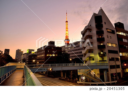 歩道橋から眺める夕暮れ時の東京タワーの写真素材 [20451305] - PIXTA