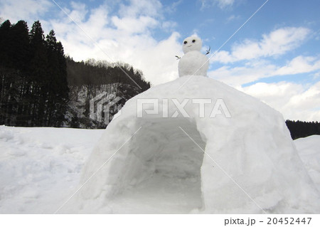 かまくらと雪だるま 20452447