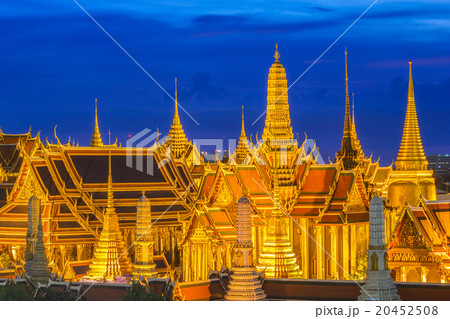 Beauty of the Emerald Buddha Temple at twilight 20452508