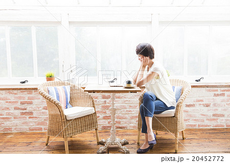 カフェで過ごす女性 カフェで過ごす女性 20452772