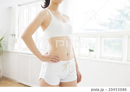 スポーツウエアの若い女性 スポーツウエアの若い女性 20453086