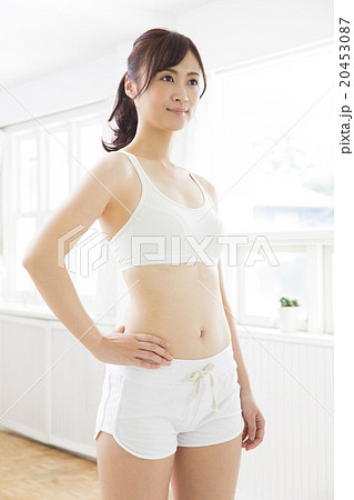 スポーツウエアの若い女性 スポーツウエアの若い女性 20453087