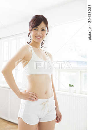 スポーツウエアの若い女性の写真素材 [20453088] - PIXTA