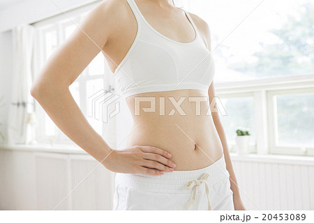 スポーツウエアの若い女性 20453089