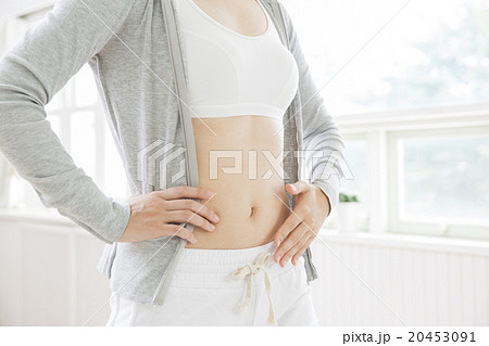 スポーツウエアの若い女性 20453091