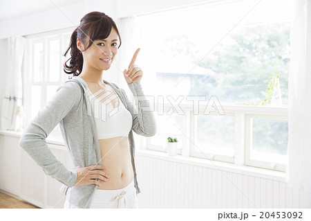 スポーツウエアの若い女性 20453092