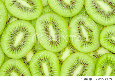 Many slices of kiwi fruit. 20453479