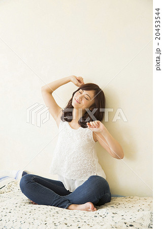ベッドでリラックスする女性 ベッドでリラックスする女性 20453544