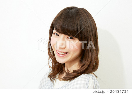 ポートレート　白壁の前の女性 20454734