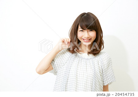 ポートレート 白壁の前に立つ女性 ポートレート 白壁の前に立つ女性 20454735