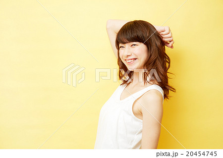 スタジオポートレート　巻き髪の女性　黄色背景 20454745