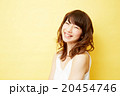スタジオポートレート　巻き髪の女性　黄色背景 20454746