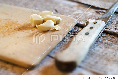 Garlic and knife on a cutting board 20455276