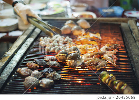 Man cooking 20455668