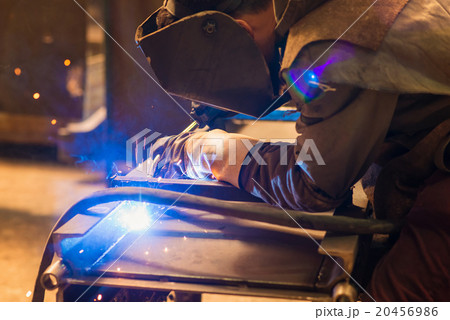 Man welding 20456986