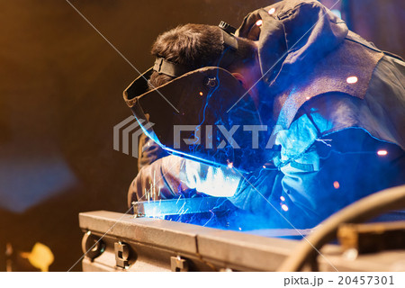Man welding 20457301
