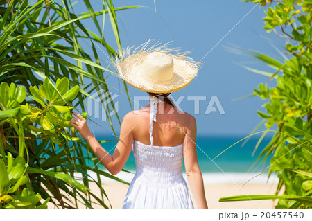 woman near the ocean 20457540