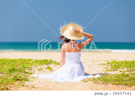 woman near the ocean 20457541