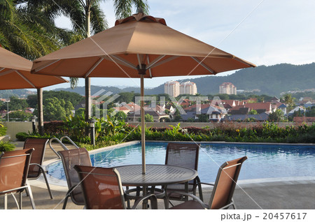 マレーシアのクアラルンプールリでのホテルのリゾート風プールの写真素材